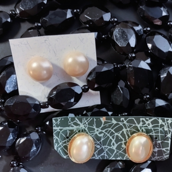 2 pr Vintage Pearl Earrings - Picture 1 of 12